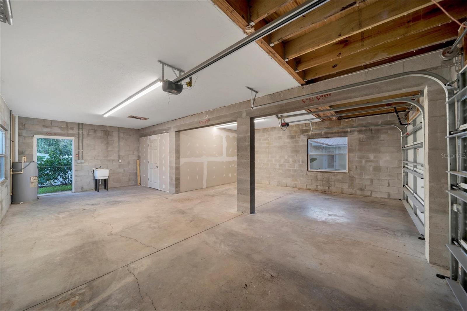 907 RIVIERA ST