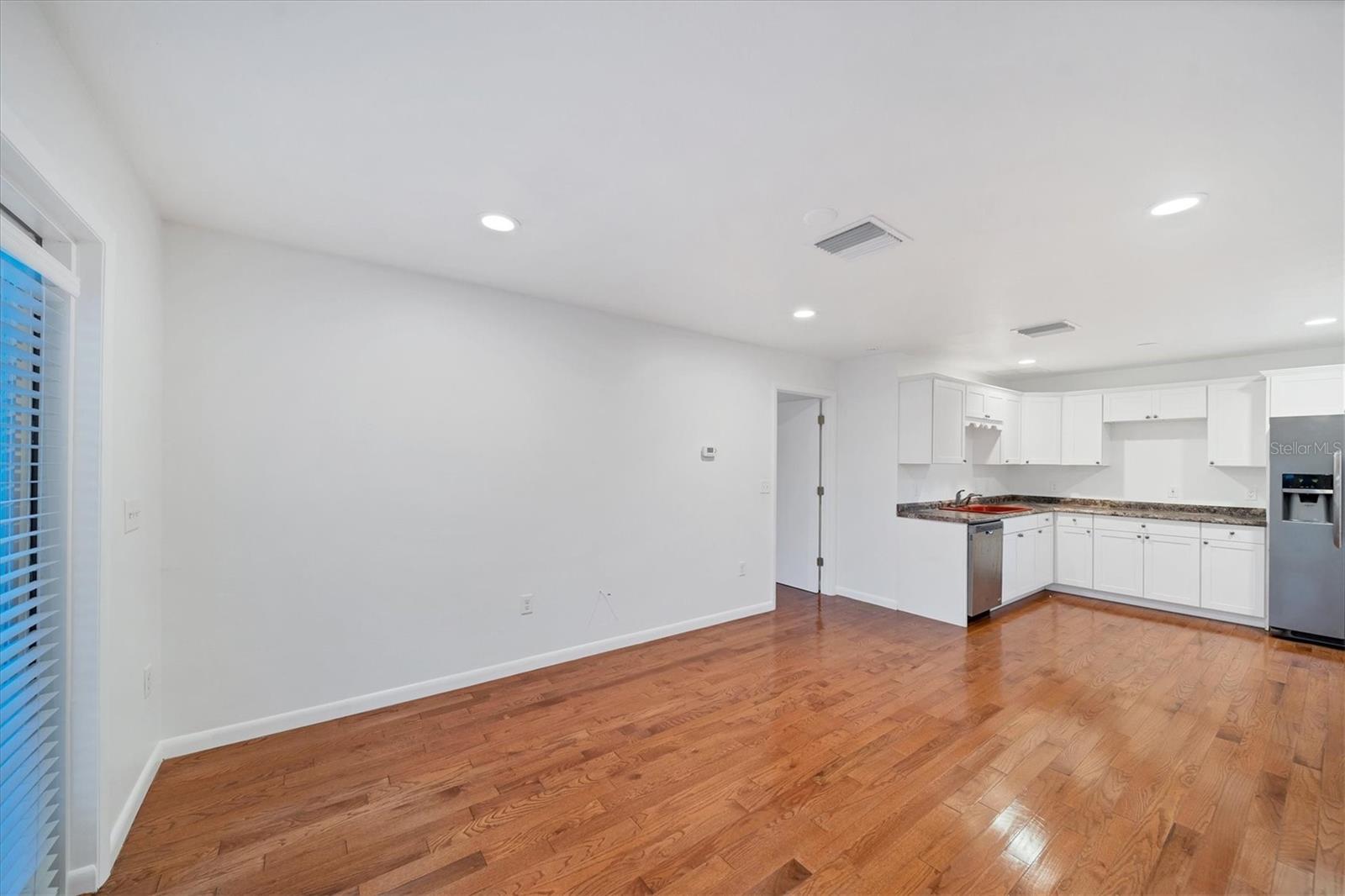 907 RIVIERA ST