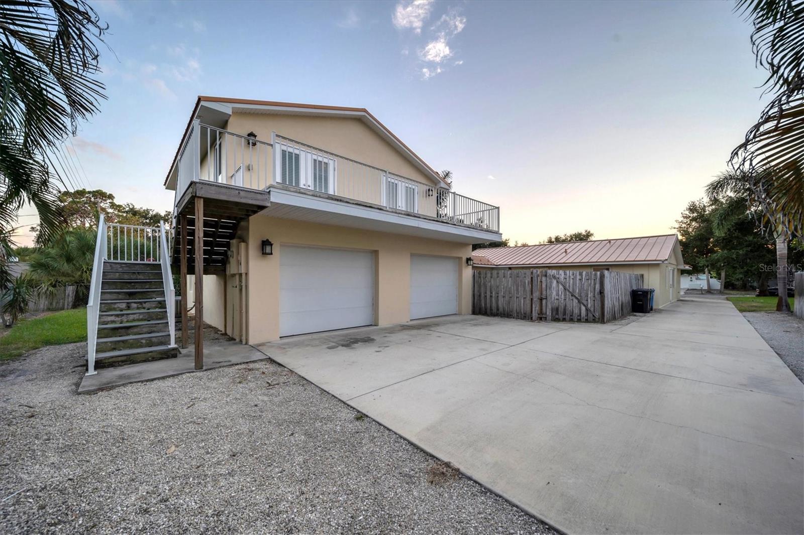 907 RIVIERA ST