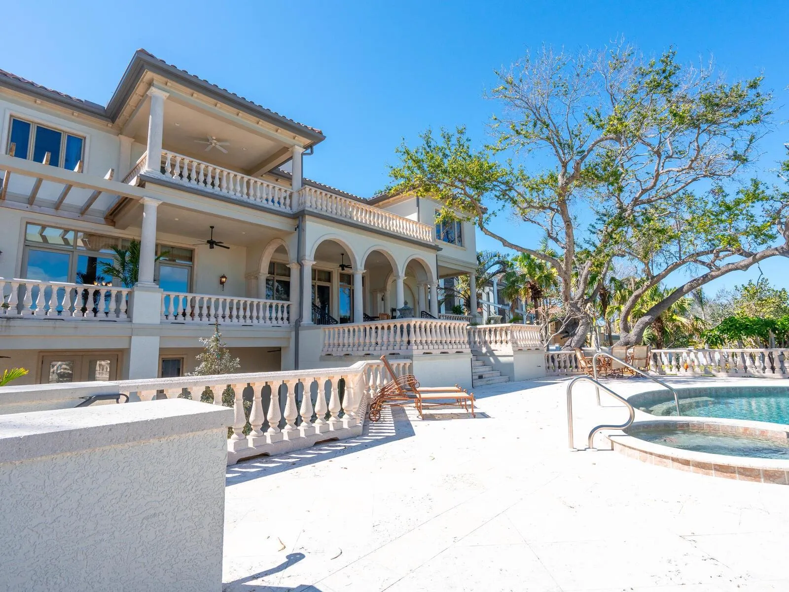 1216 N CASEY KEY RD