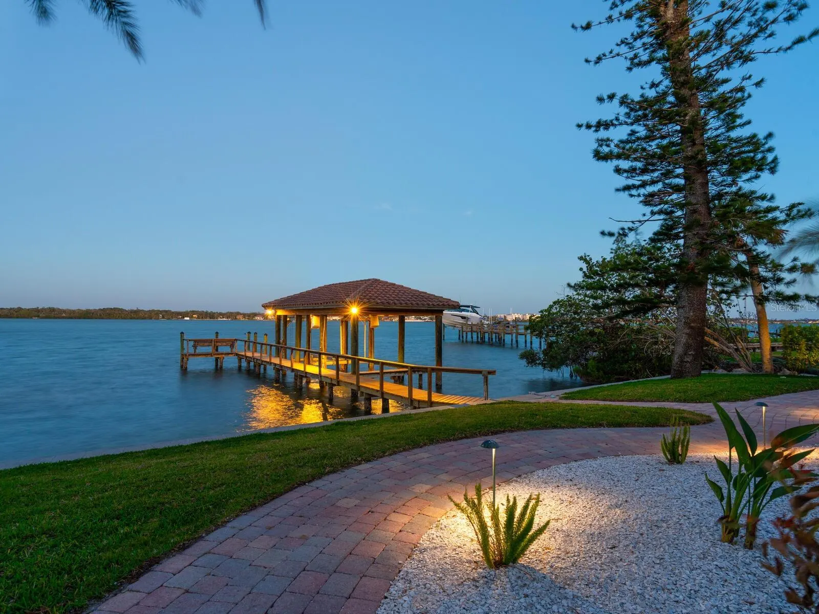 1216 N CASEY KEY RD