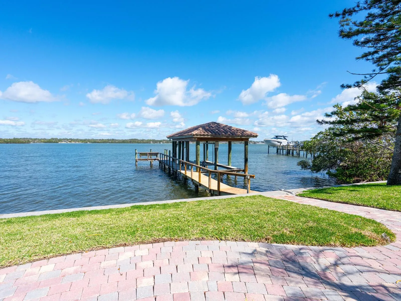 1216 N CASEY KEY RD