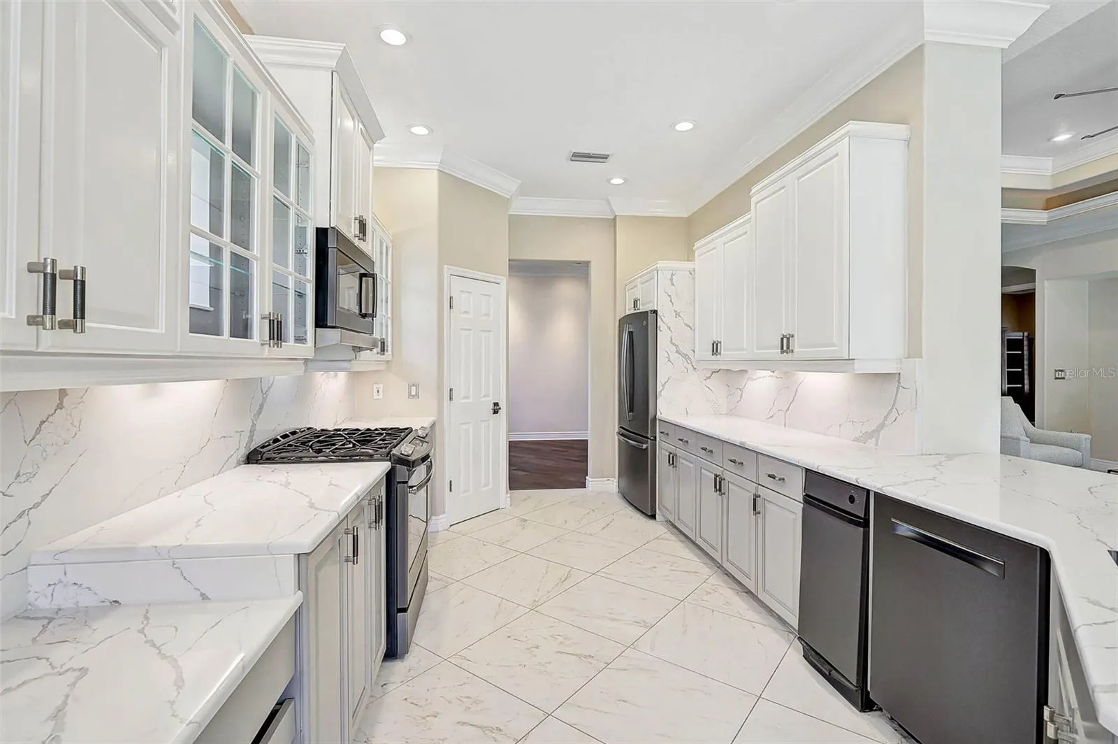 13 BAYHEAD LN