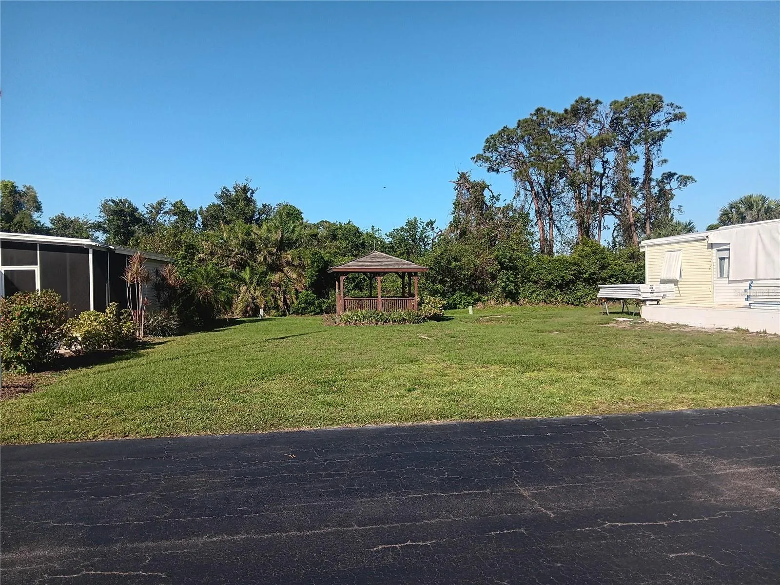 320 TROPIC DR