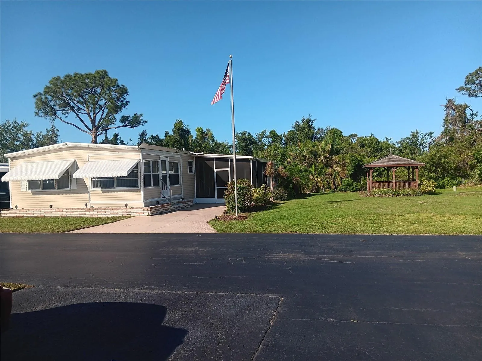 320 TROPIC DR