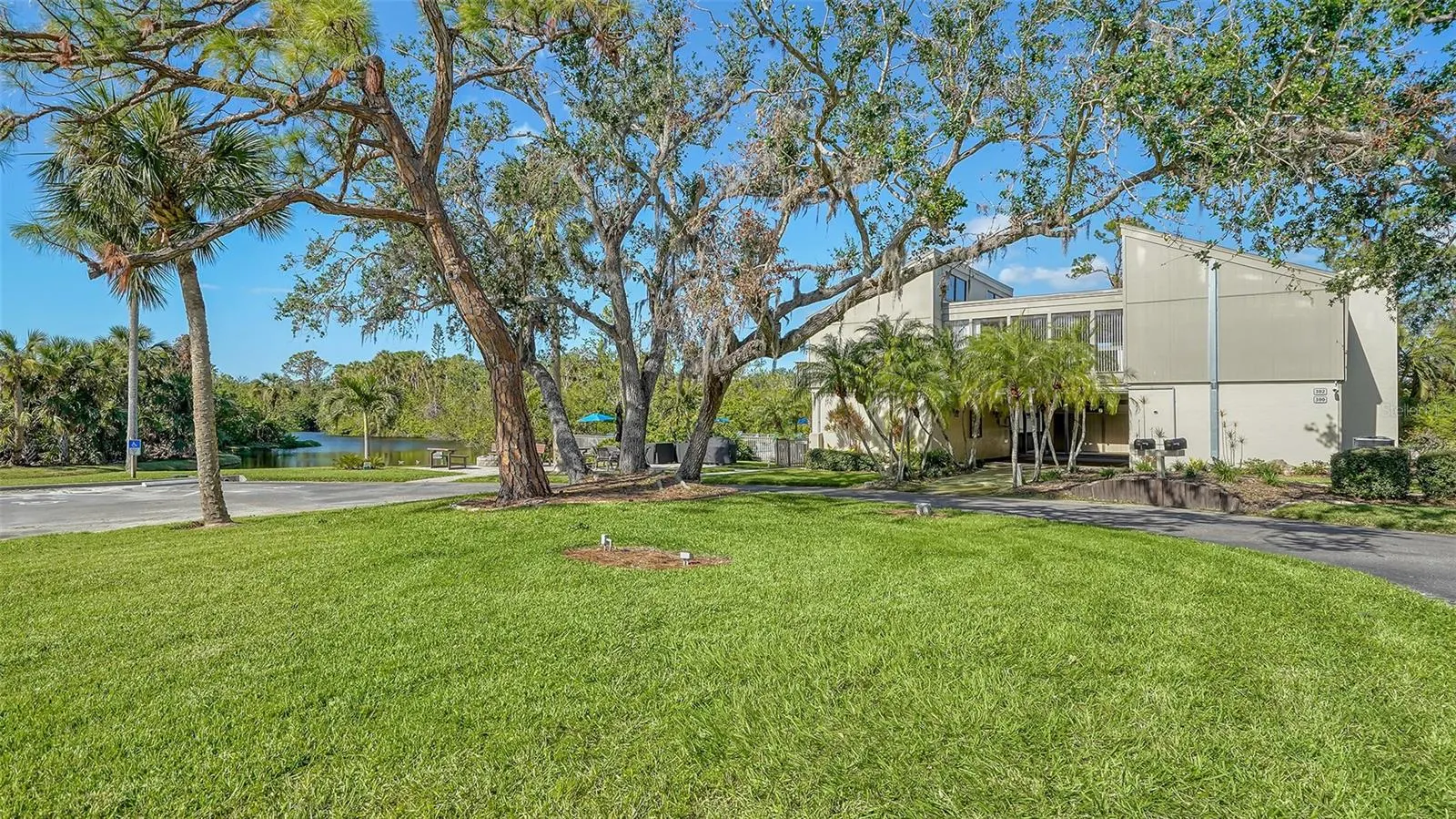 137 WOODLAND PL