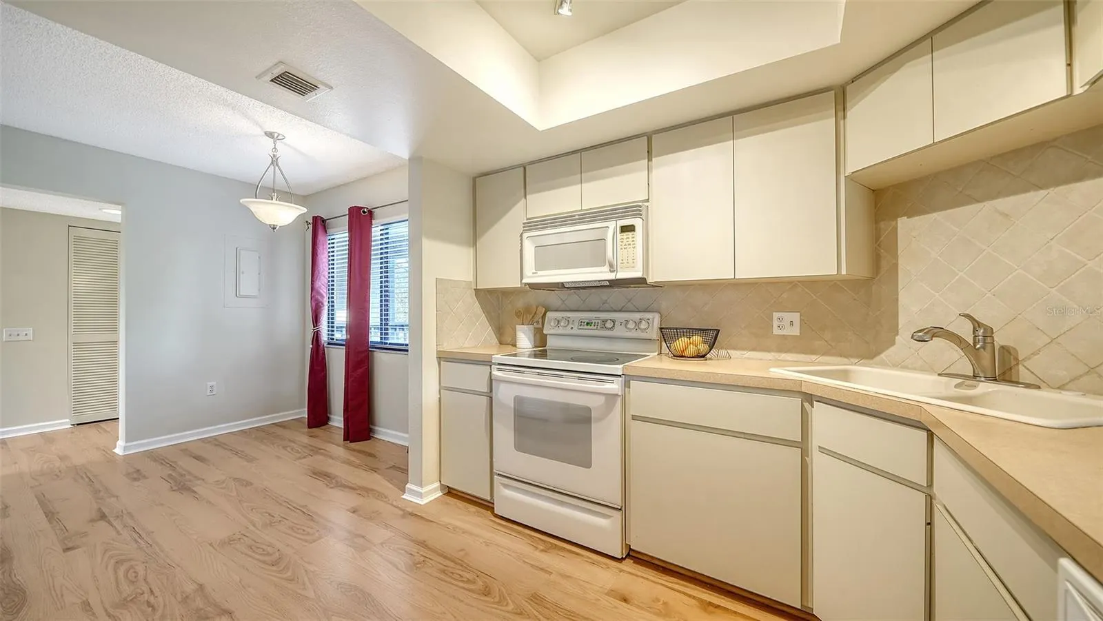 137 WOODLAND PL