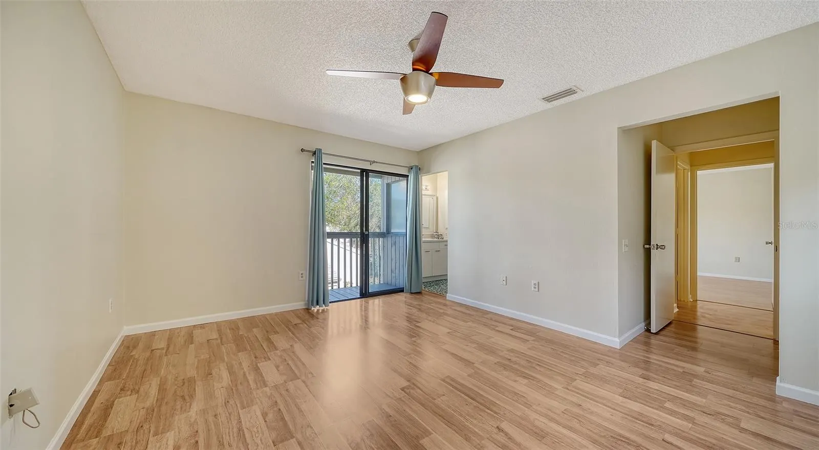 137 WOODLAND PL