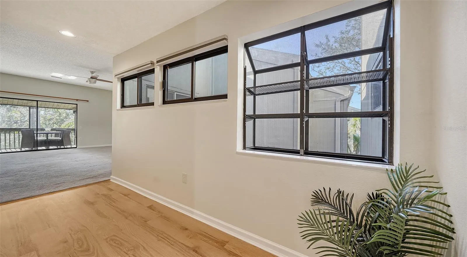 137 WOODLAND PL
