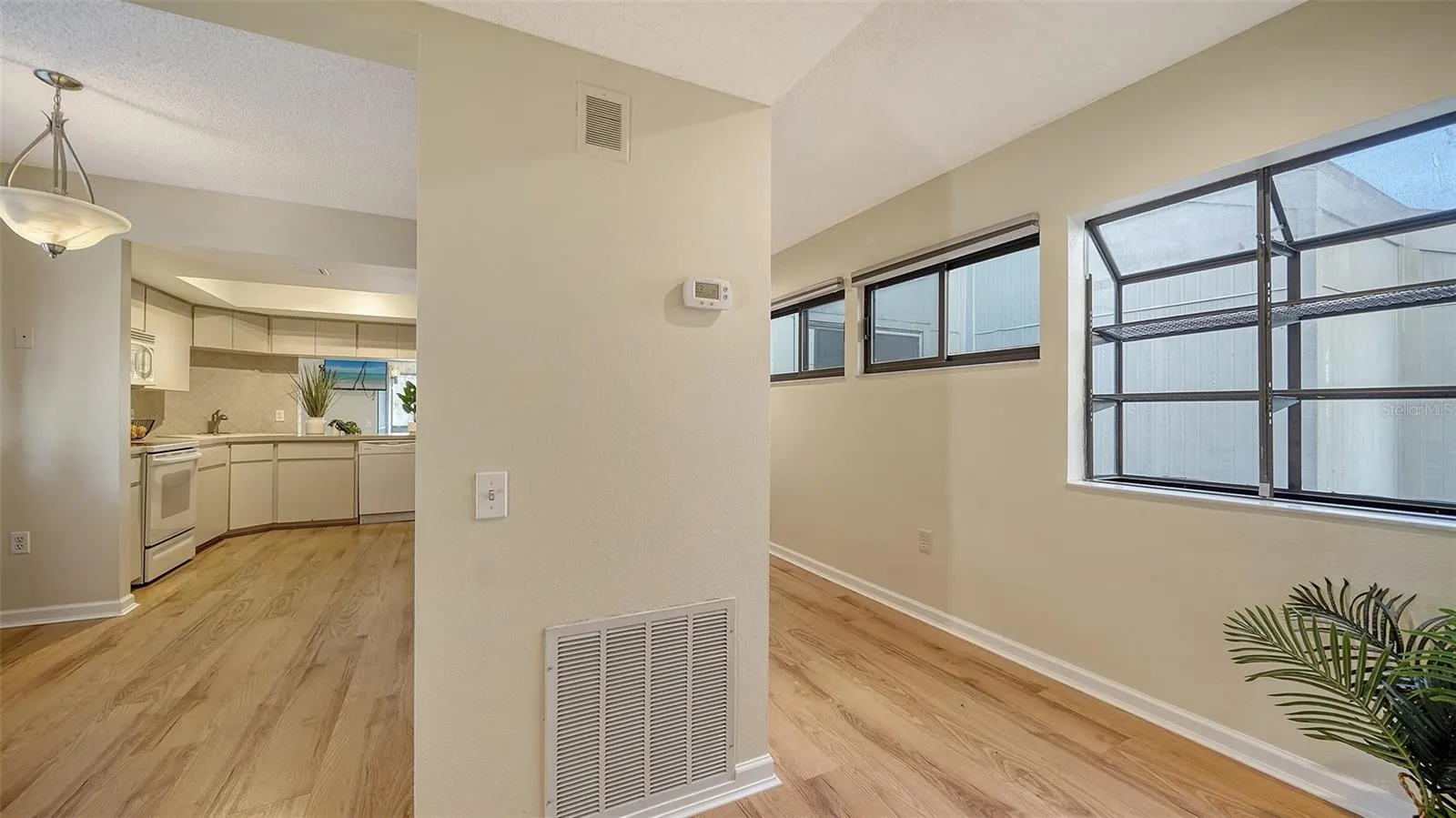 137 WOODLAND PL