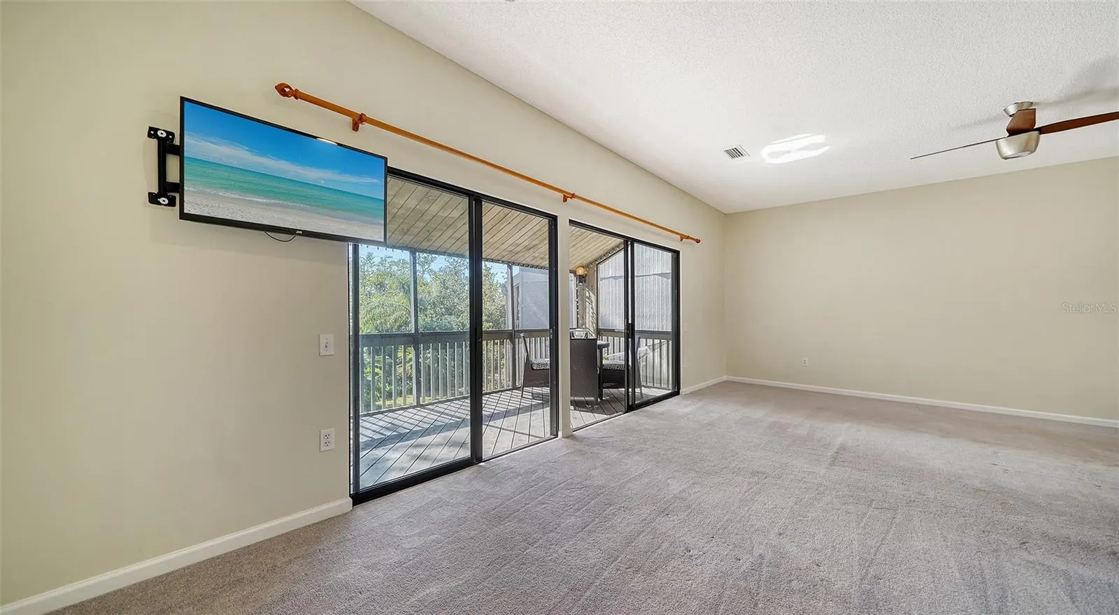 137 WOODLAND PL