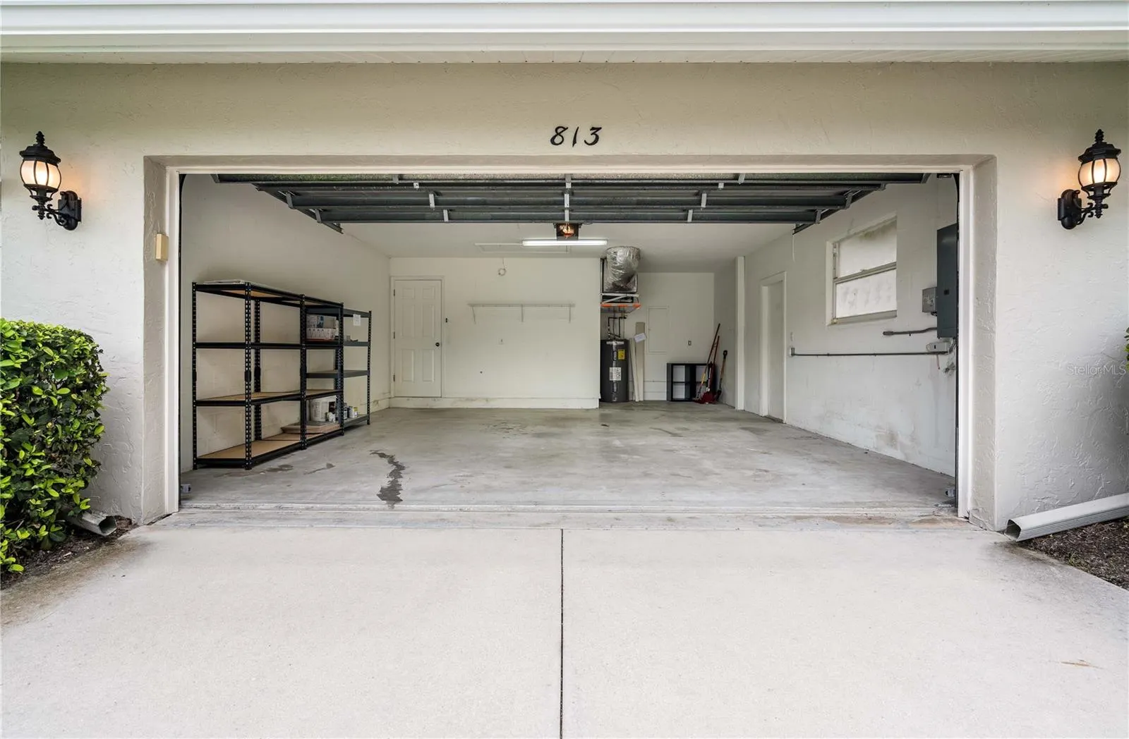 813 OAK POND DR