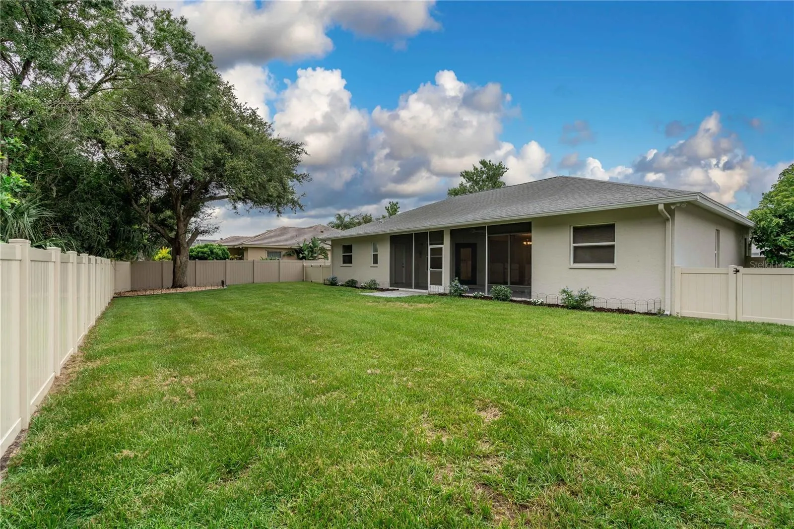 813 OAK POND DR