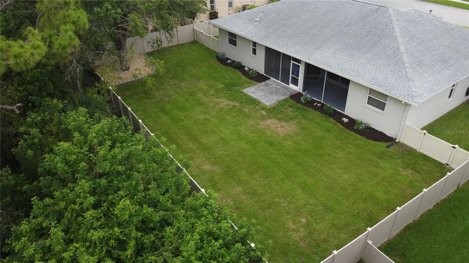 813 OAK POND DR