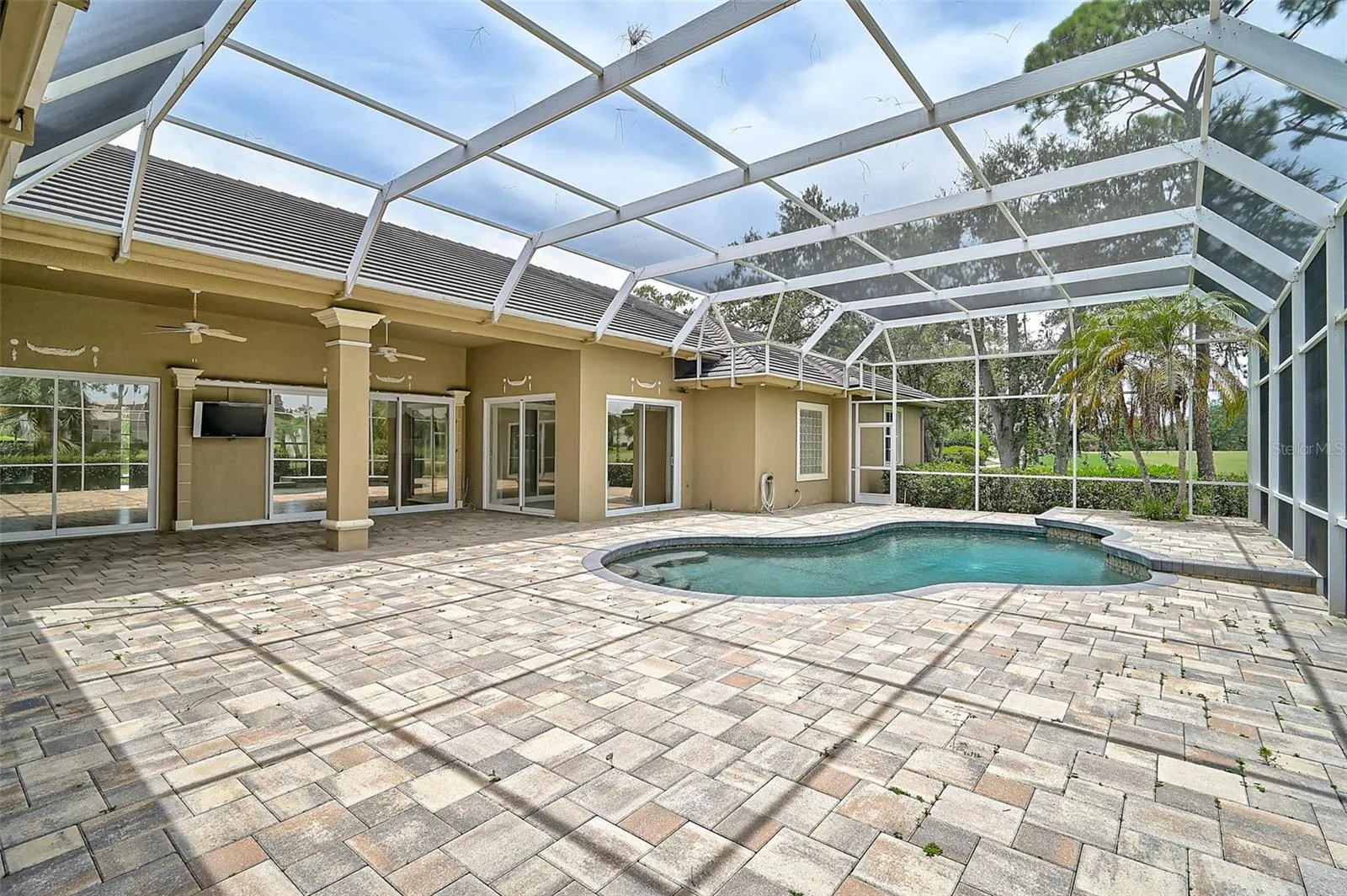 852 MACEWEN DR