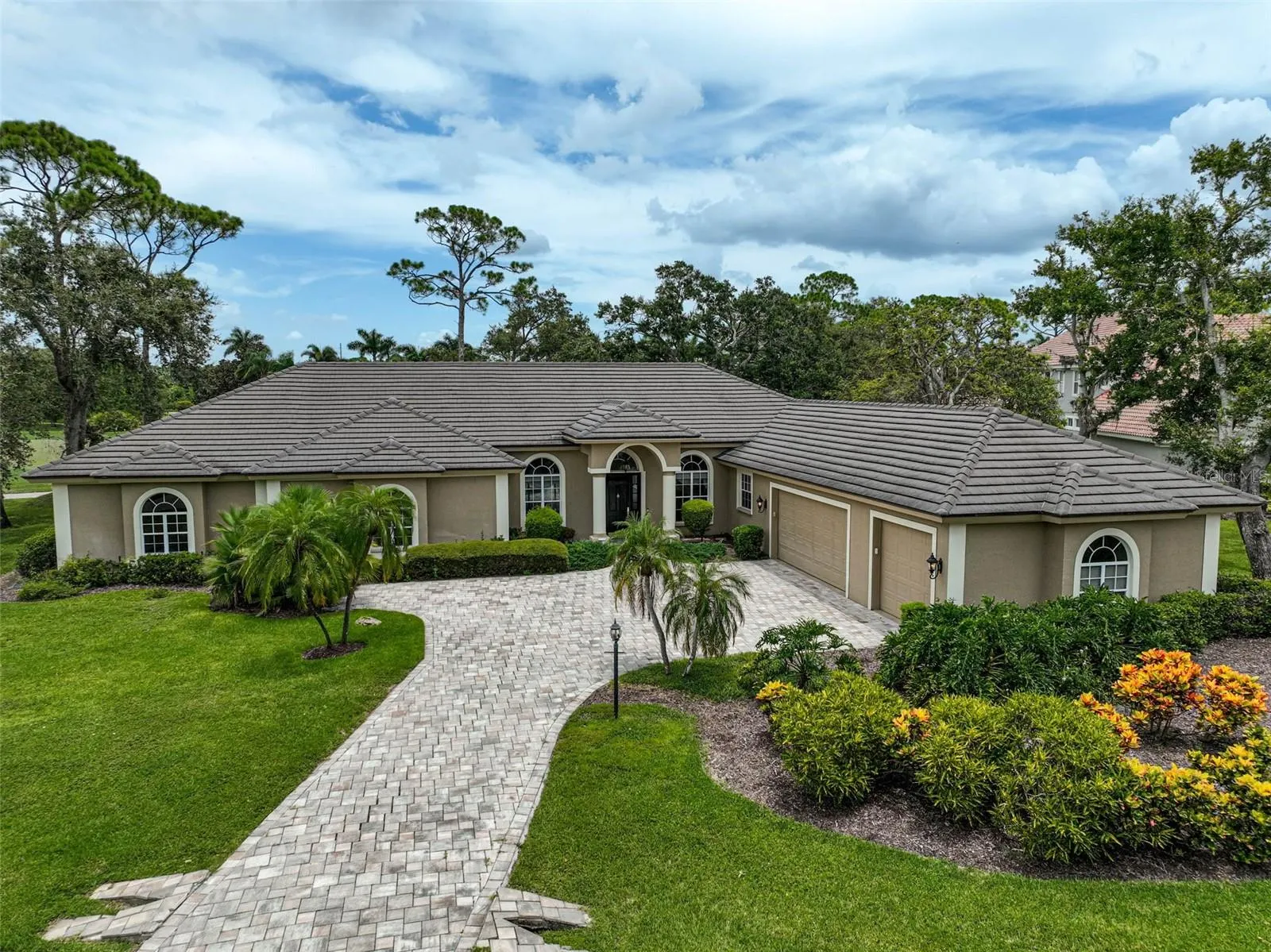 852 MACEWEN DR