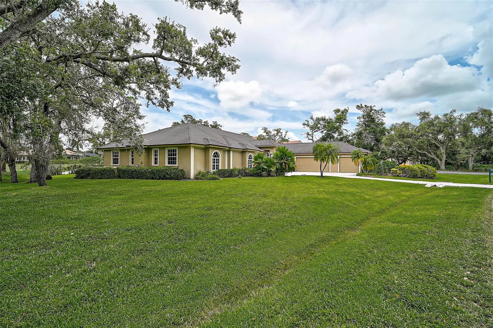 852 MACEWEN DR