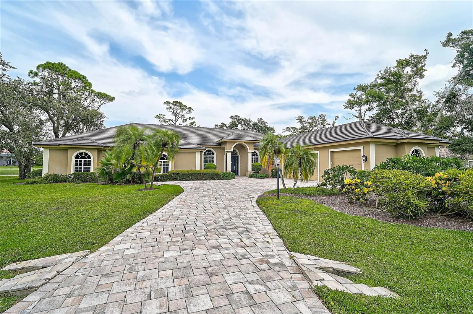 852 MACEWEN DR