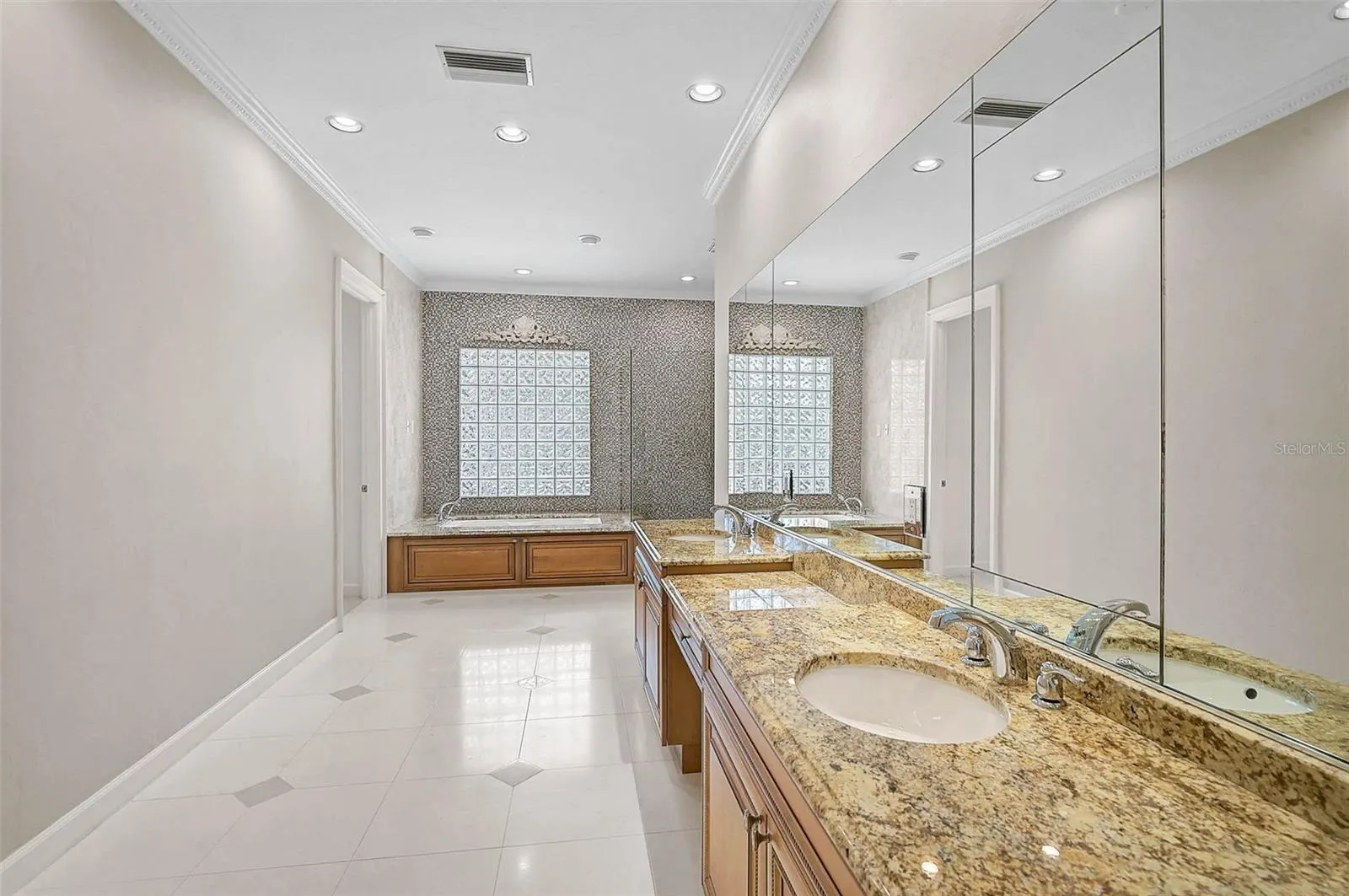 852 MACEWEN DR