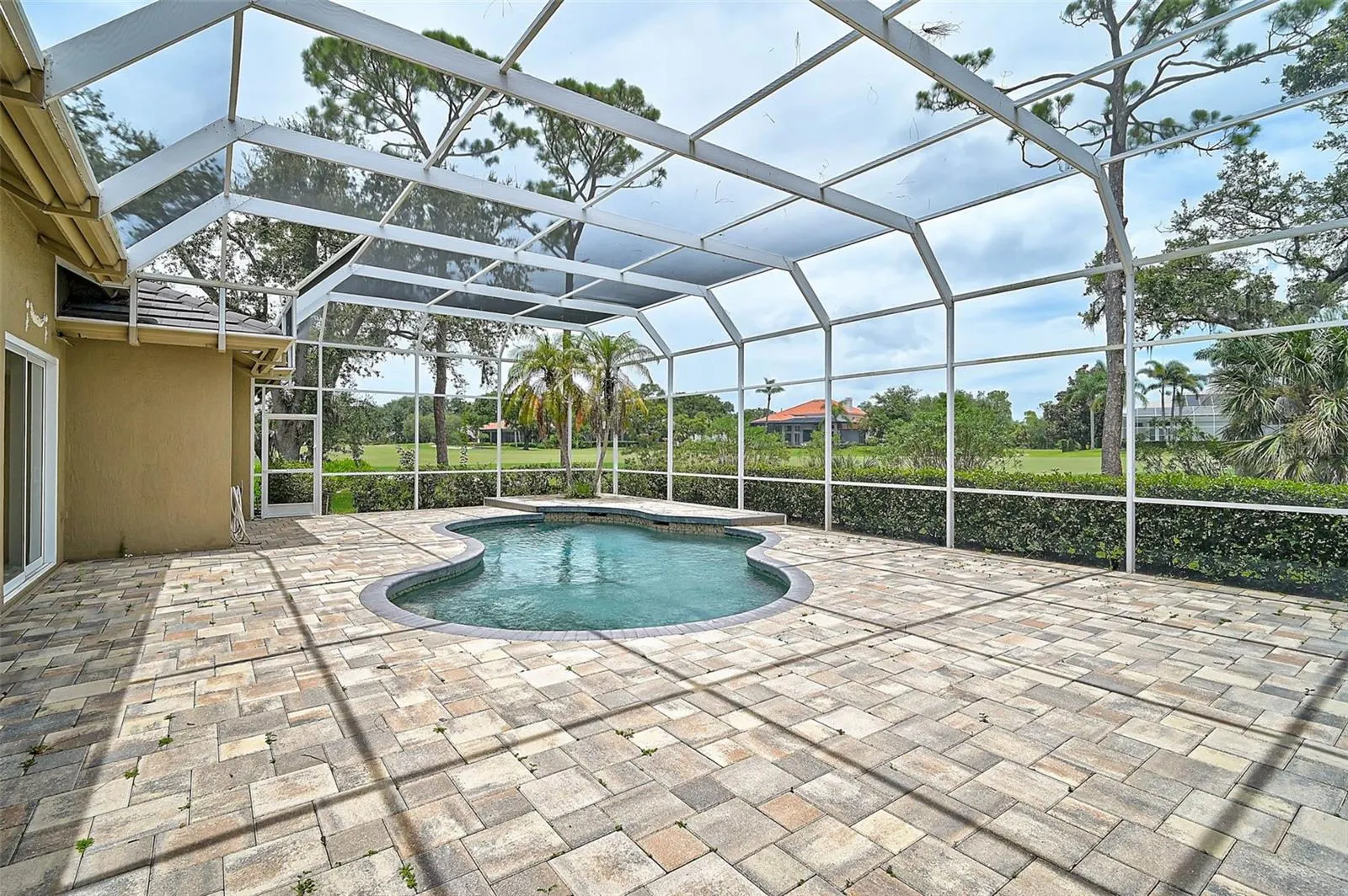 852 MACEWEN DR