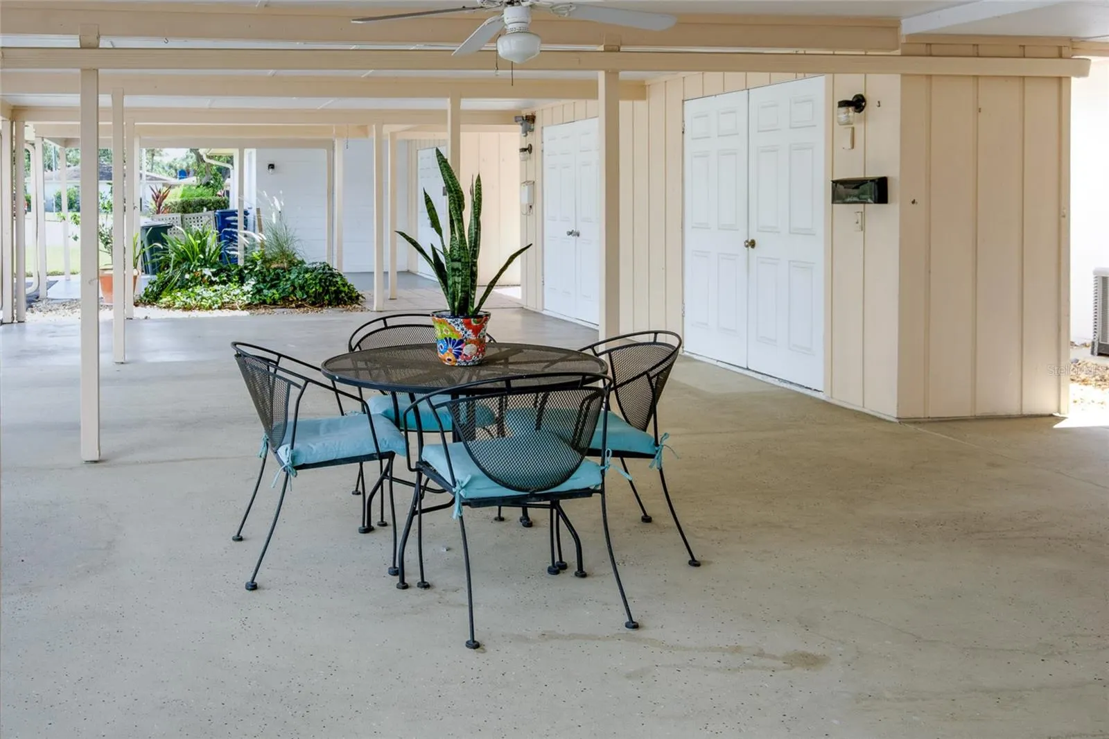5055 LIVE OAK CIR