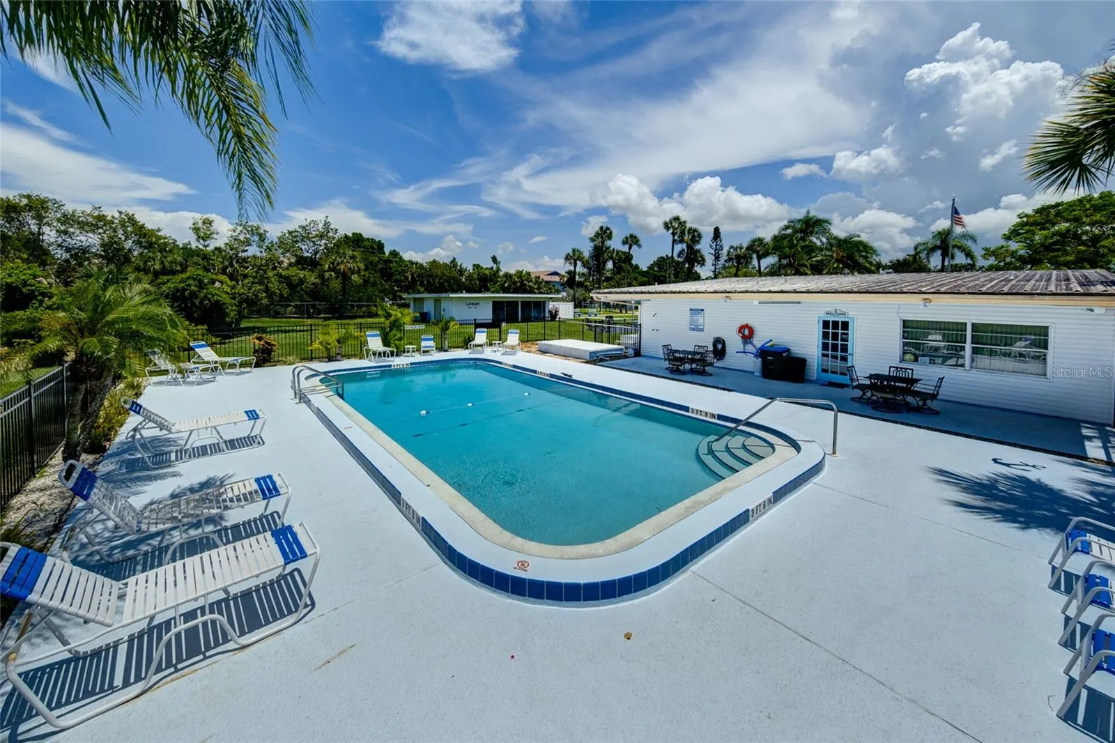 5055 LIVE OAK CIR