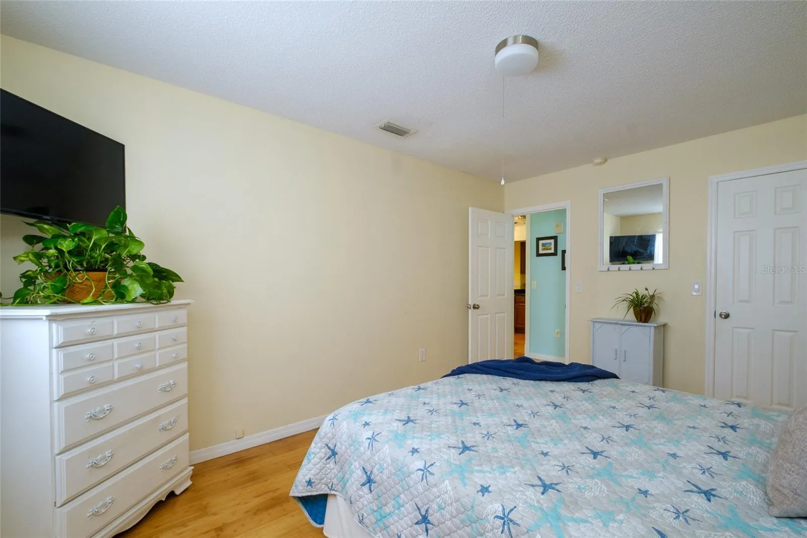 5055 LIVE OAK CIR