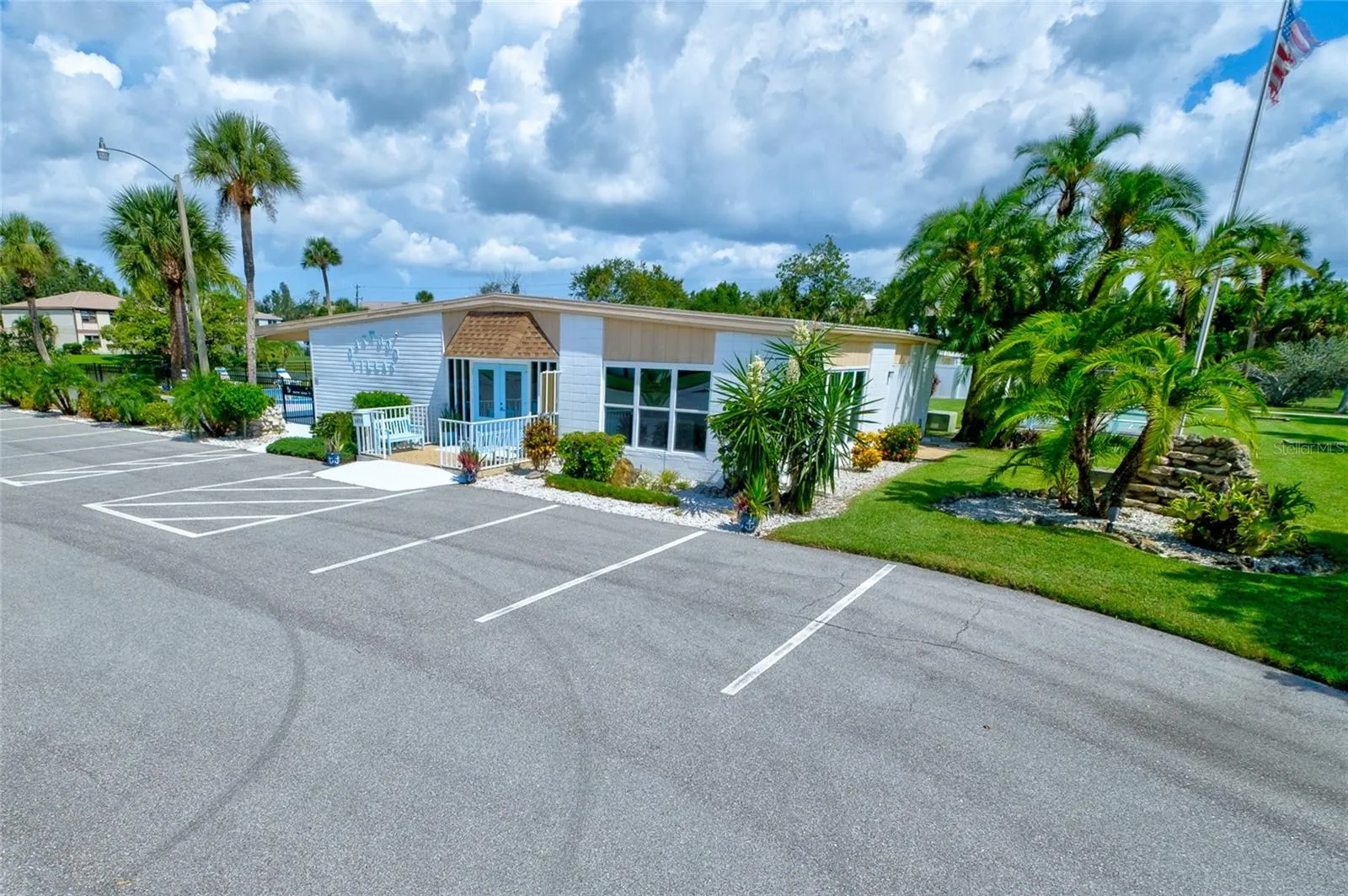 5055 LIVE OAK CIR