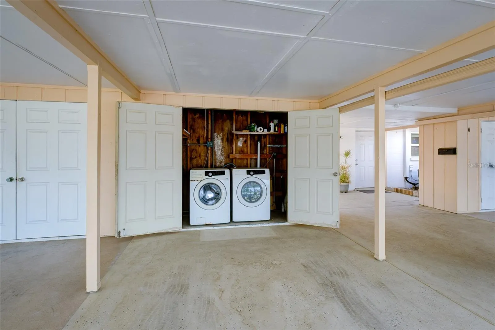 5055 LIVE OAK CIR