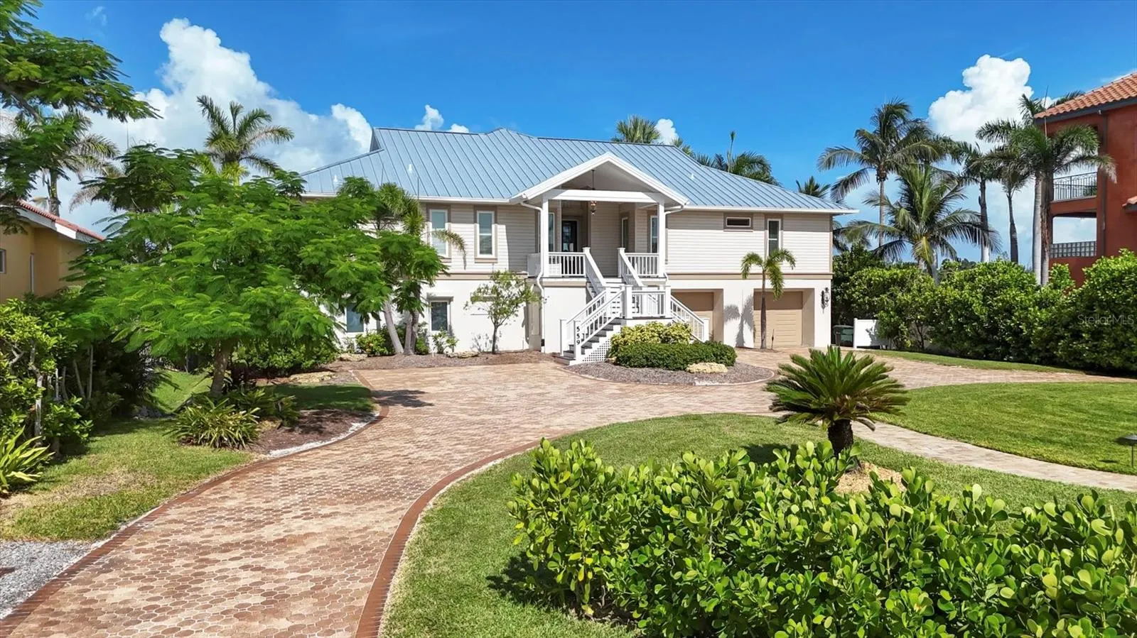 559 BOB HOPE DR