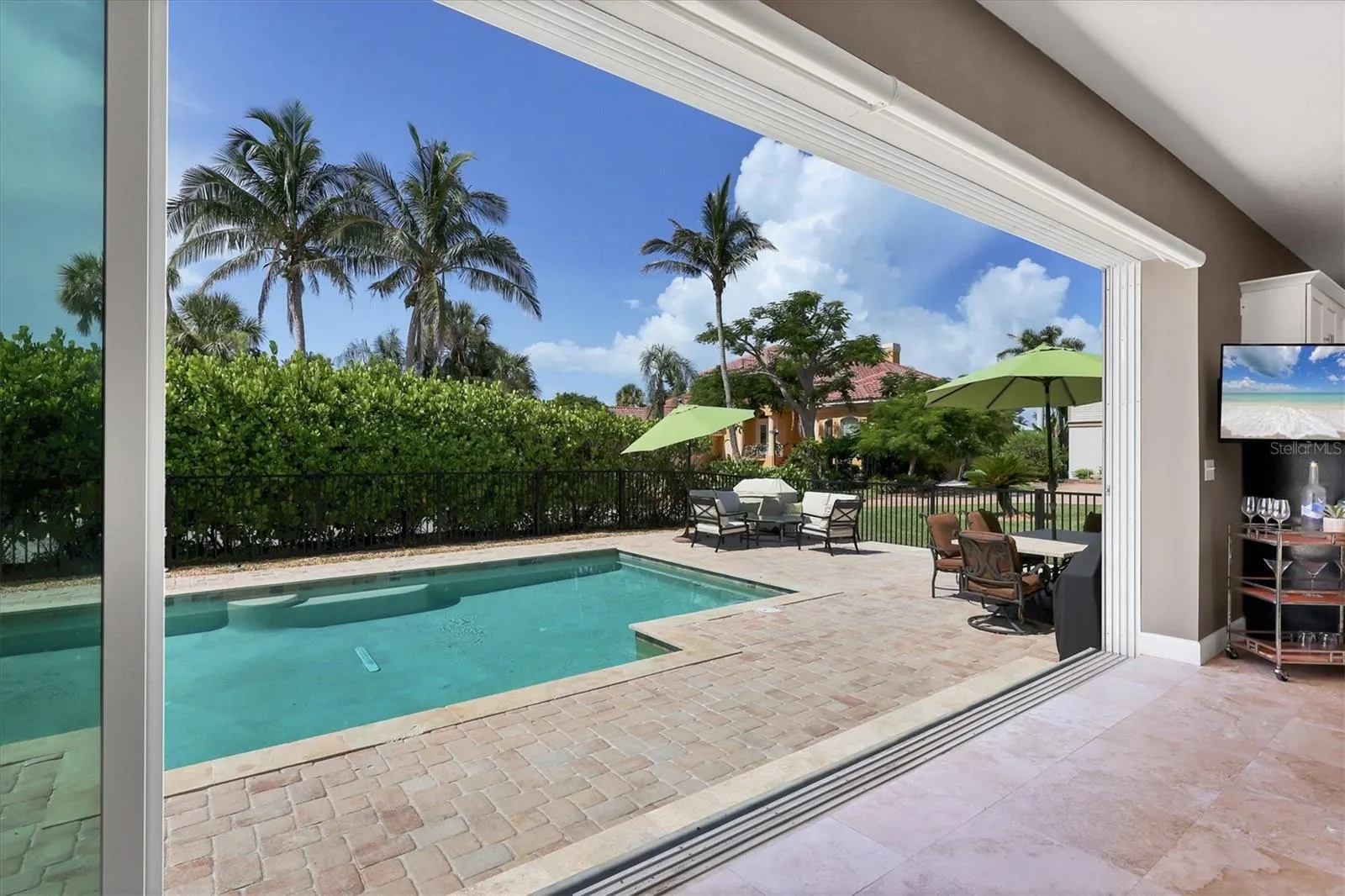559 BOB HOPE DR