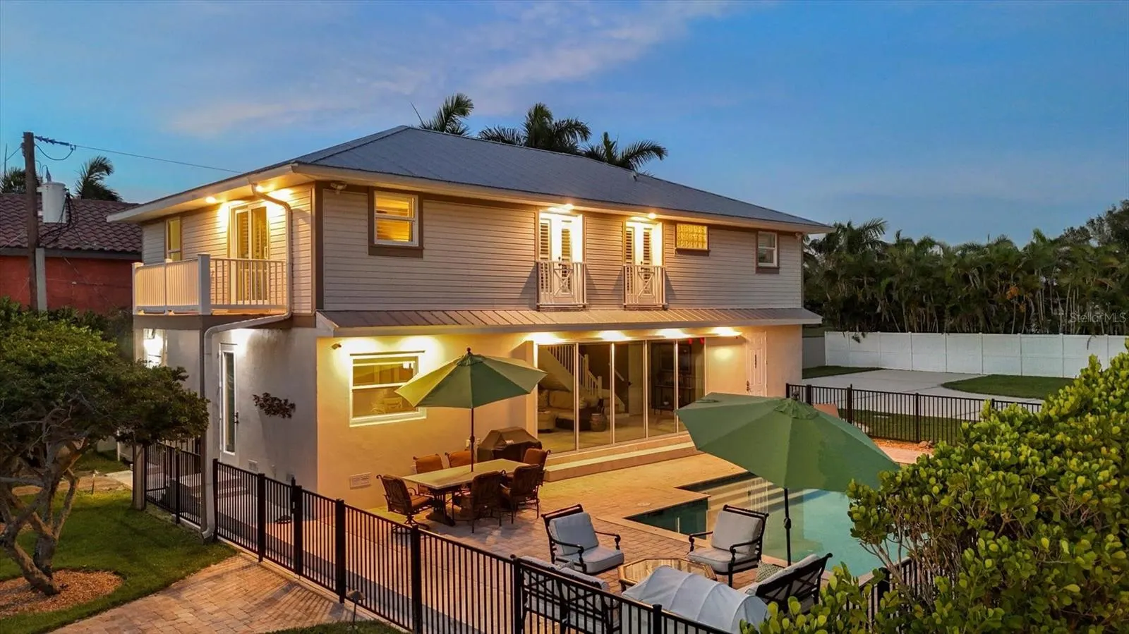 559 BOB HOPE DR