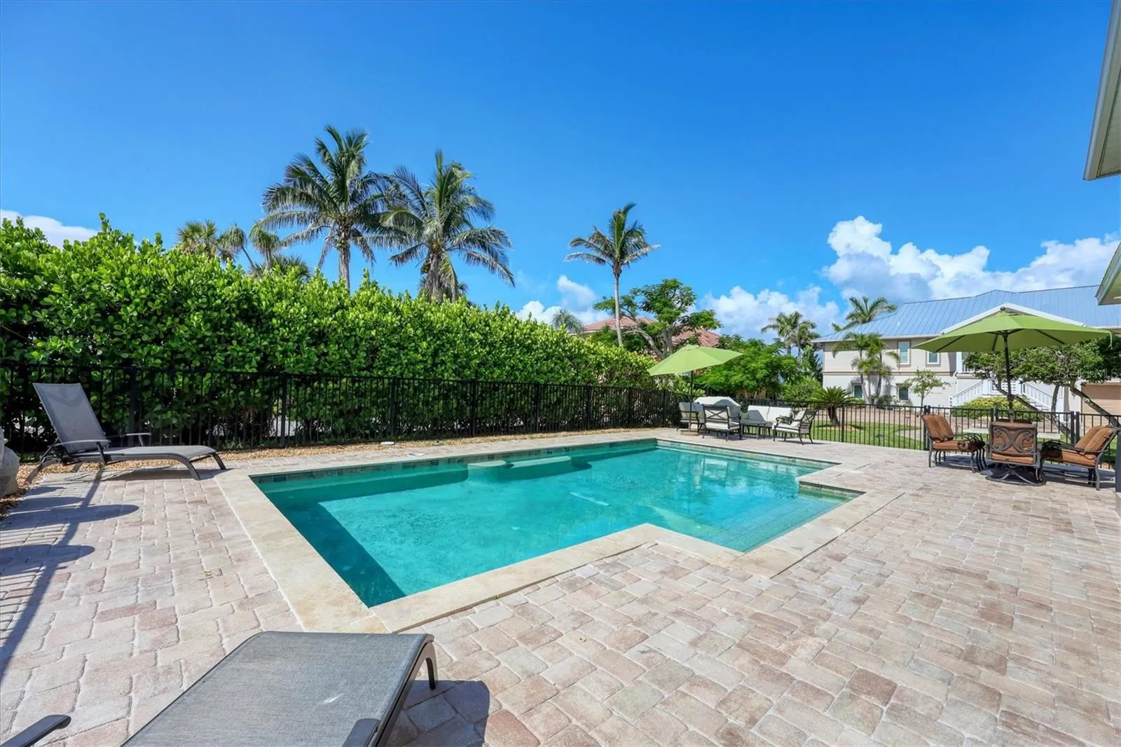 559 BOB HOPE DR
