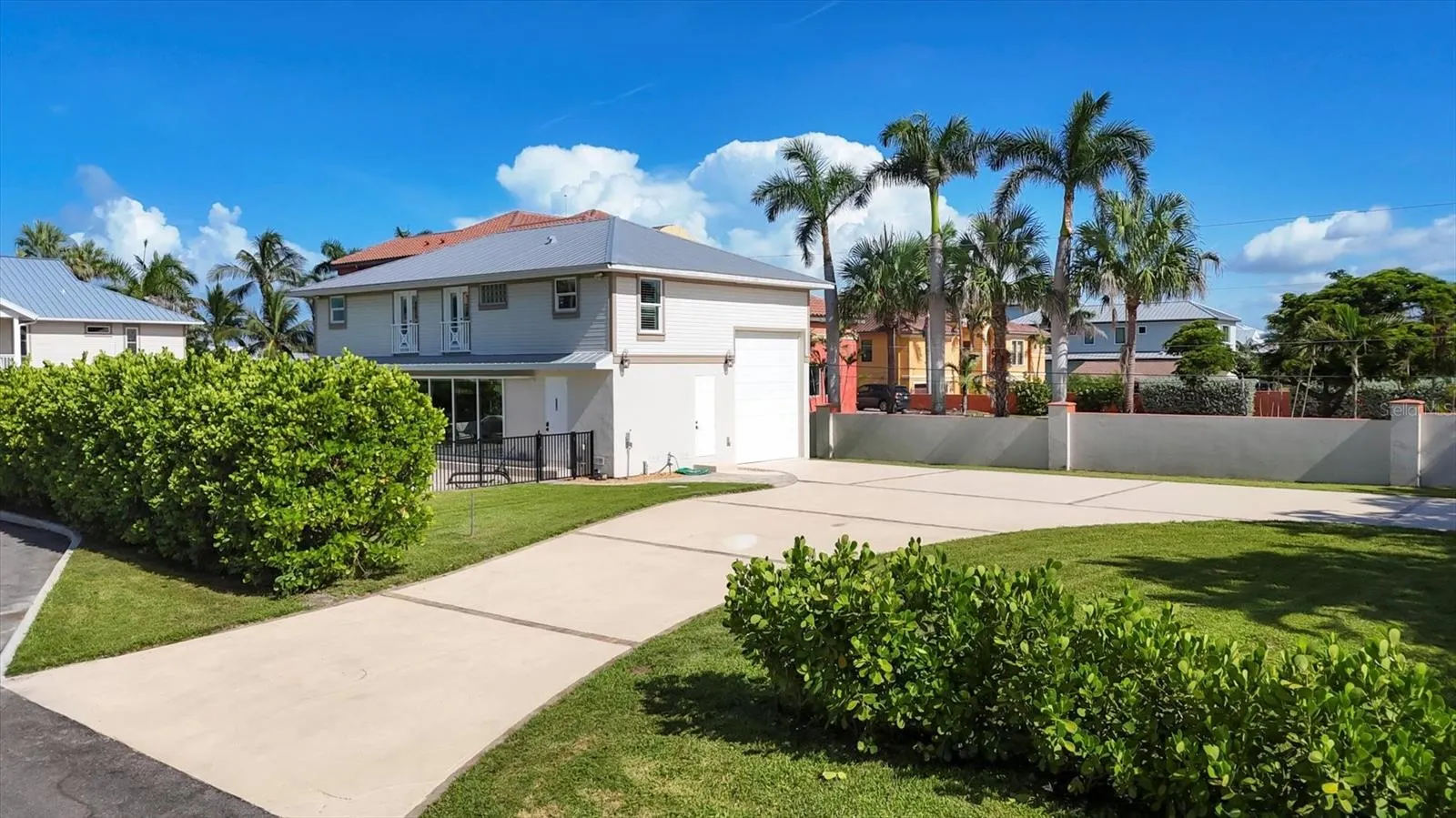 559 BOB HOPE DR