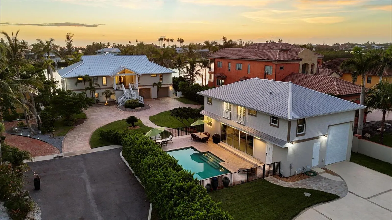 559 BOB HOPE DR