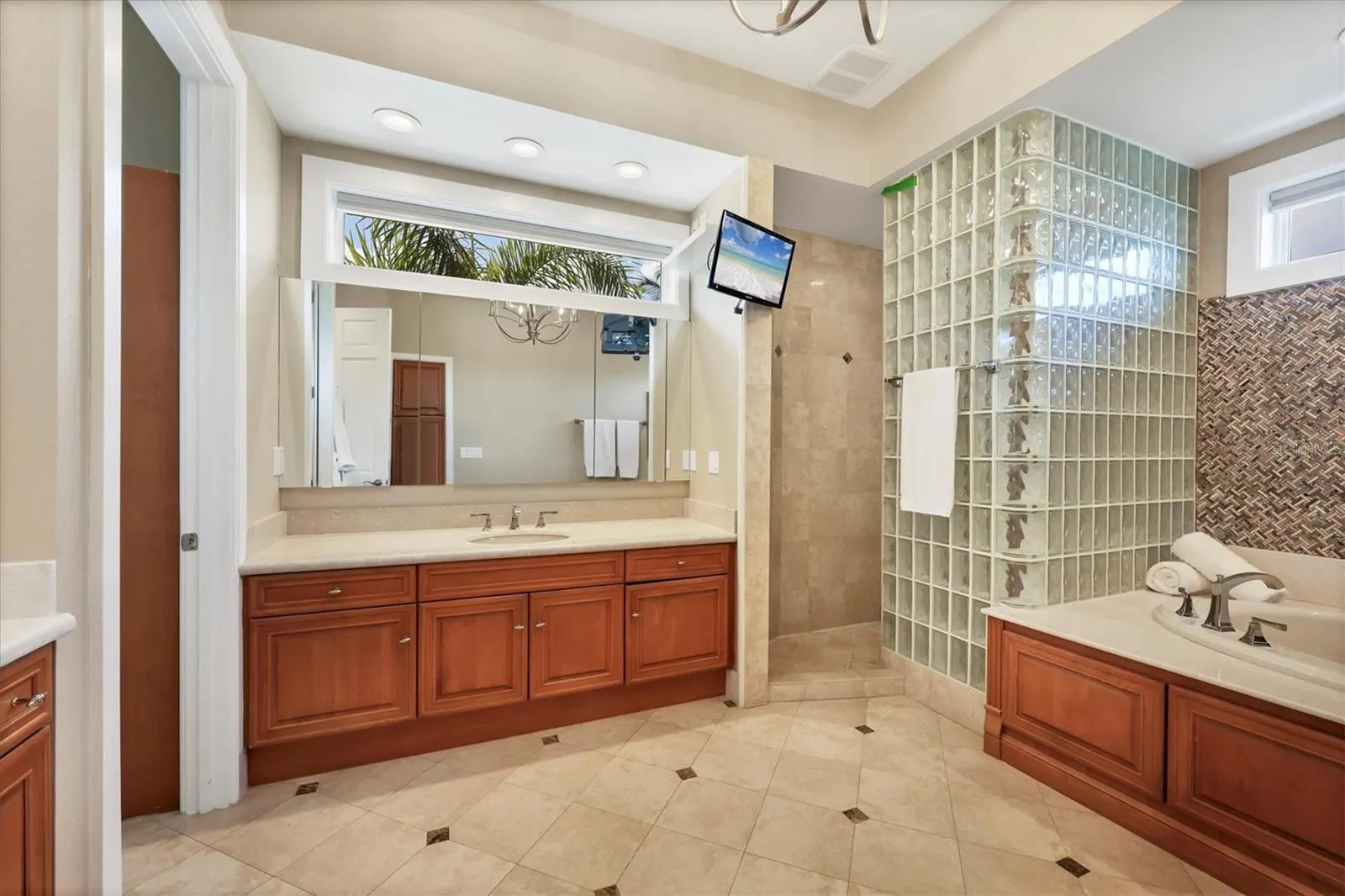 559 BOB HOPE DR