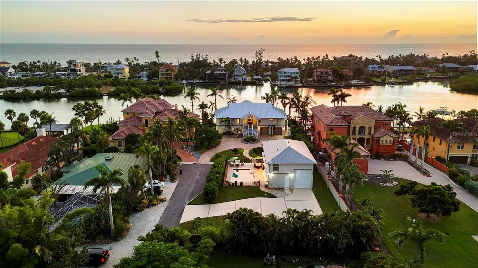 559 BOB HOPE DR