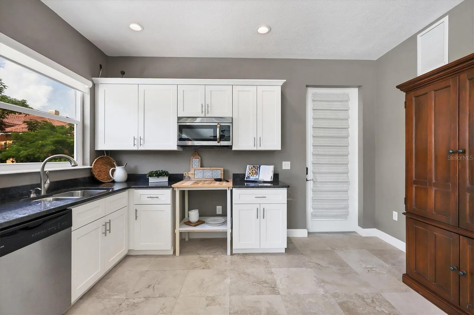 559 BOB HOPE DR