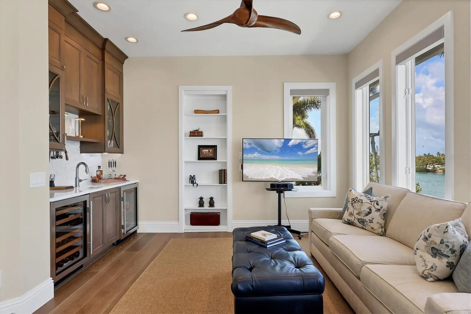 559 BOB HOPE DR