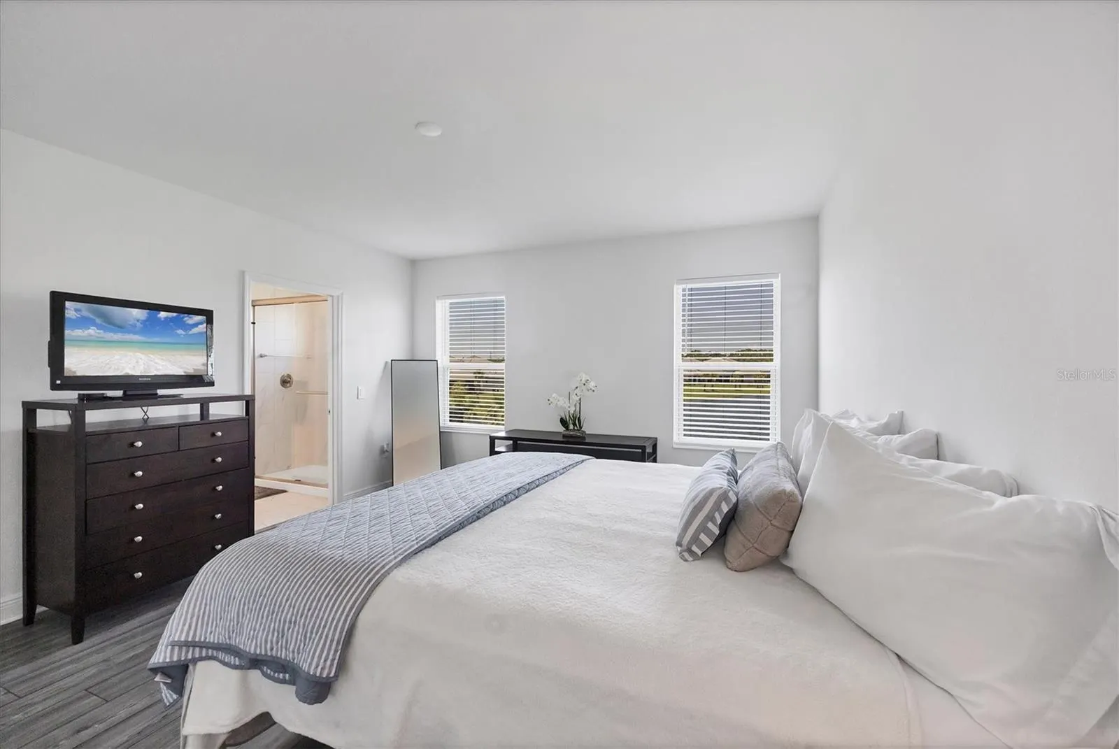 9924 CRYSTAL ISLES CIR