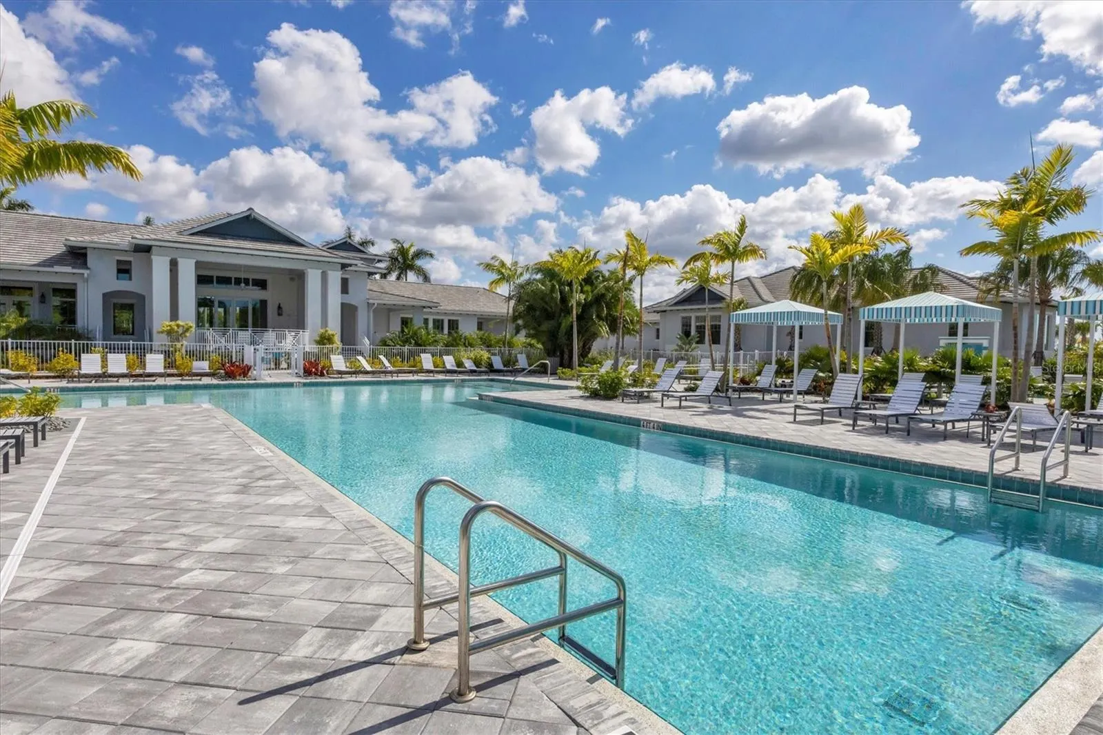 9924 CRYSTAL ISLES CIR