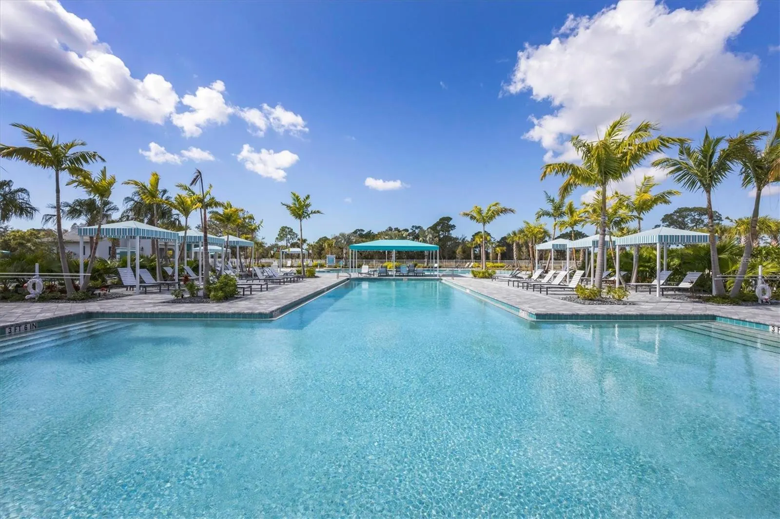 9924 CRYSTAL ISLES CIR