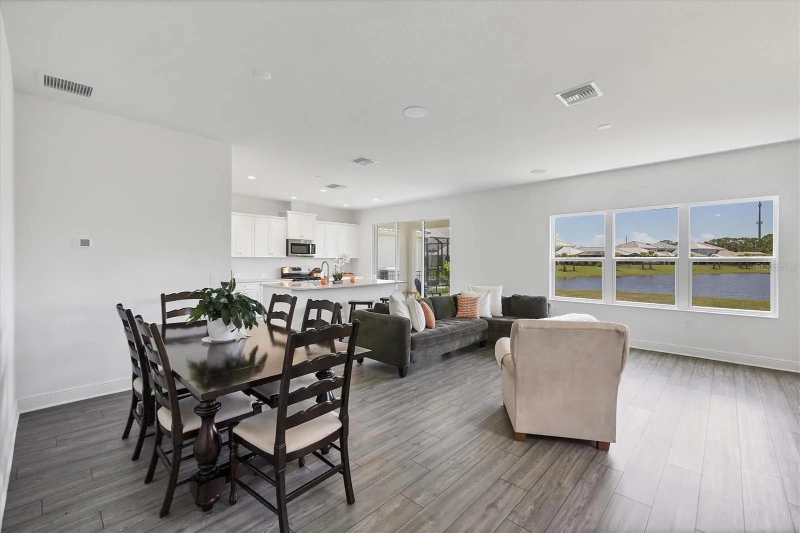 9924 CRYSTAL ISLES CIR
