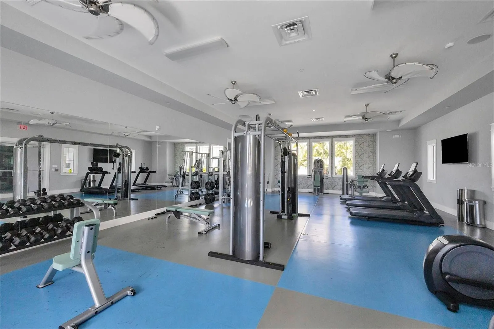 9924 CRYSTAL ISLES CIR
