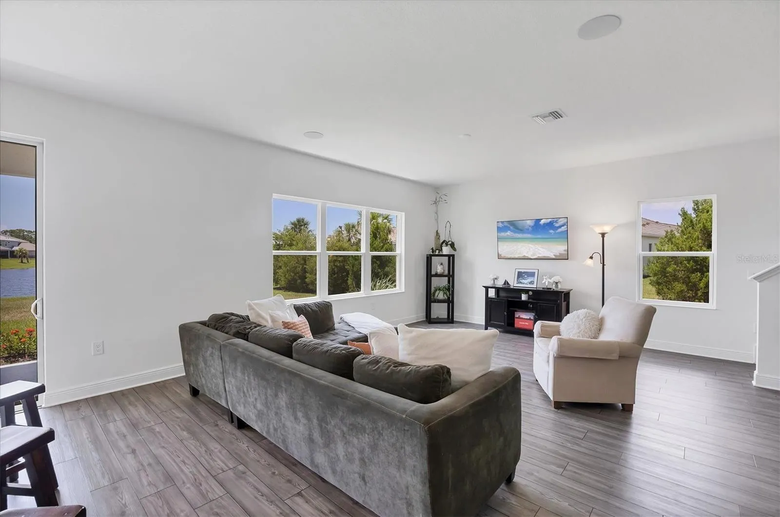 9924 CRYSTAL ISLES CIR