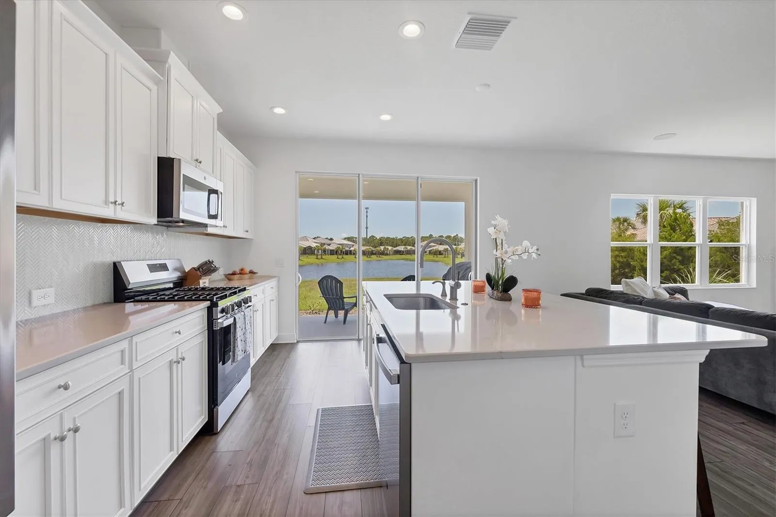 9924 CRYSTAL ISLES CIR