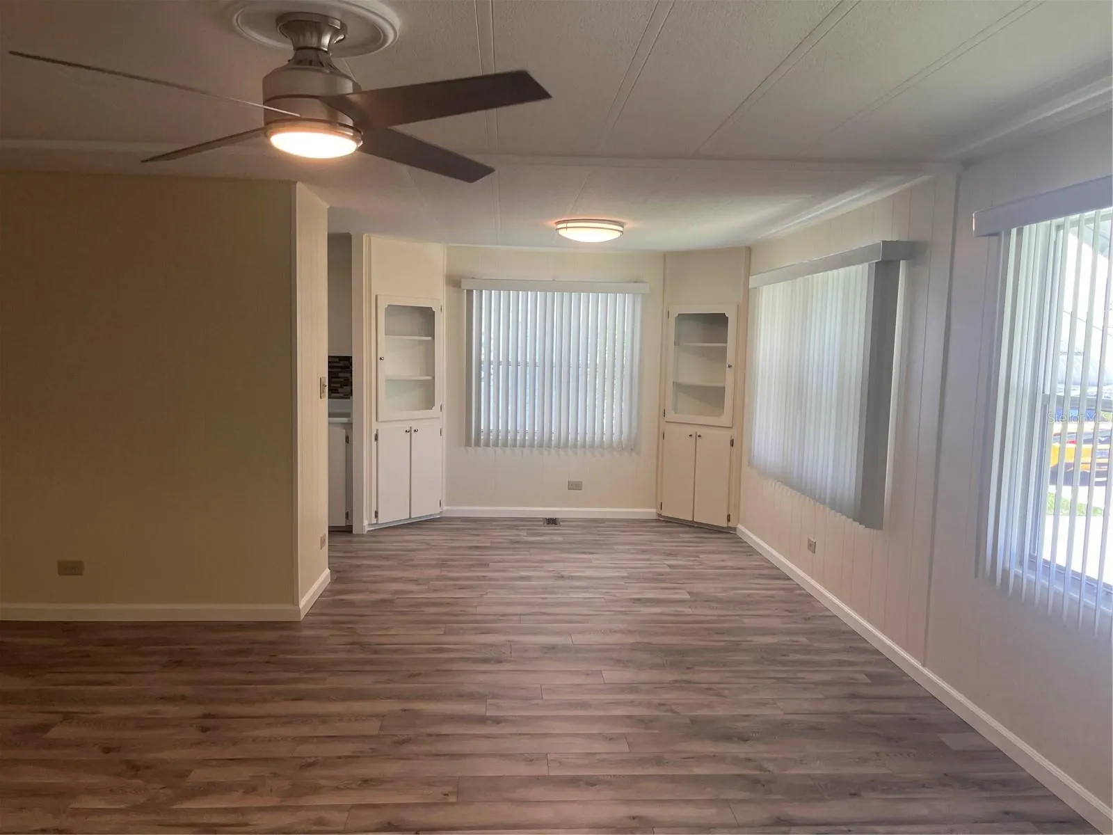 305 52ND AVENUE PLZ E