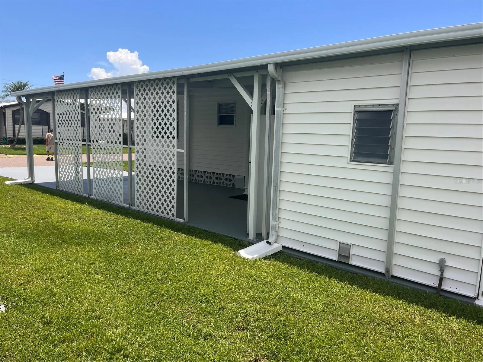 305 52ND AVENUE PLZ E