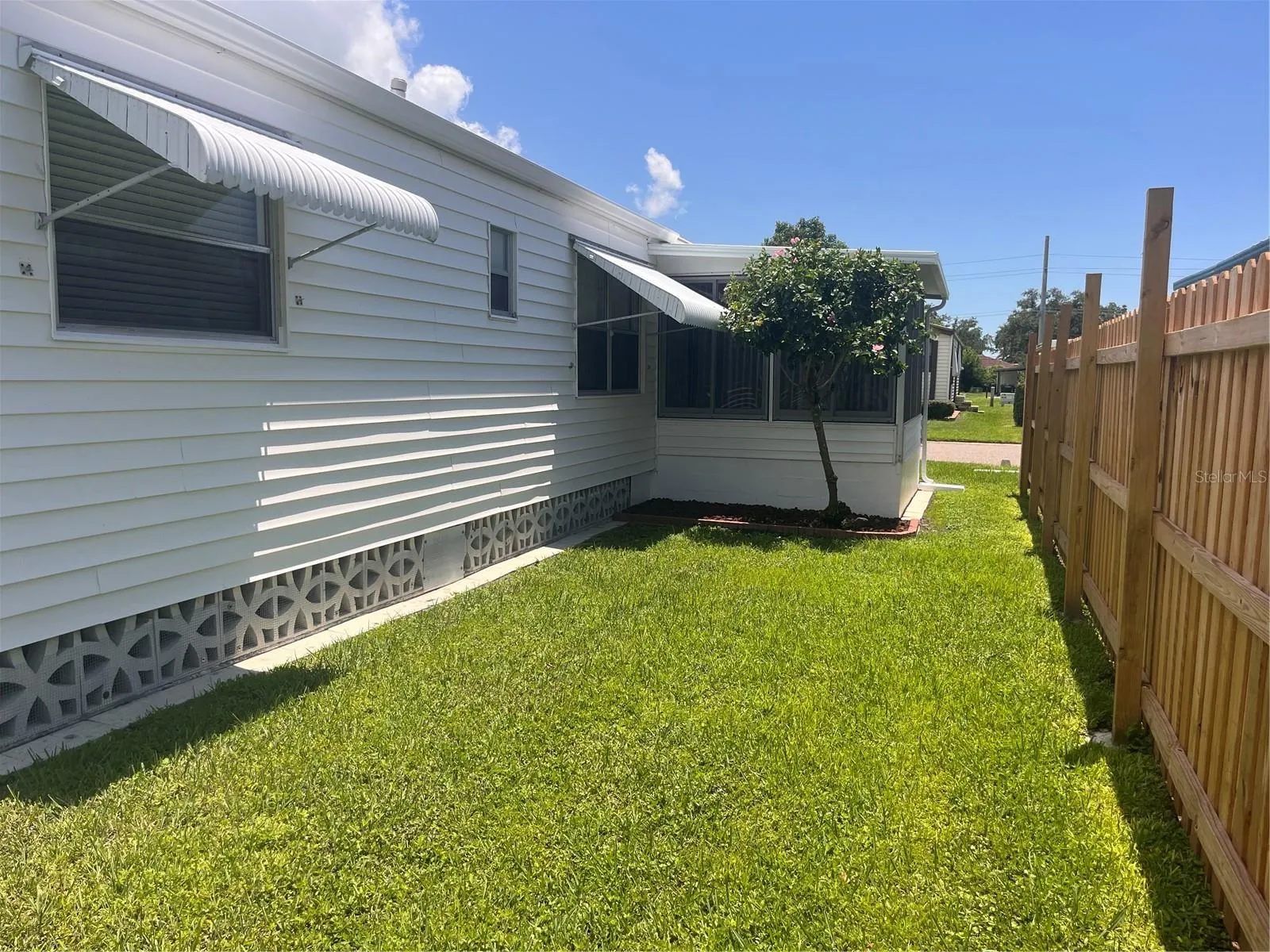 305 52ND AVENUE PLZ E