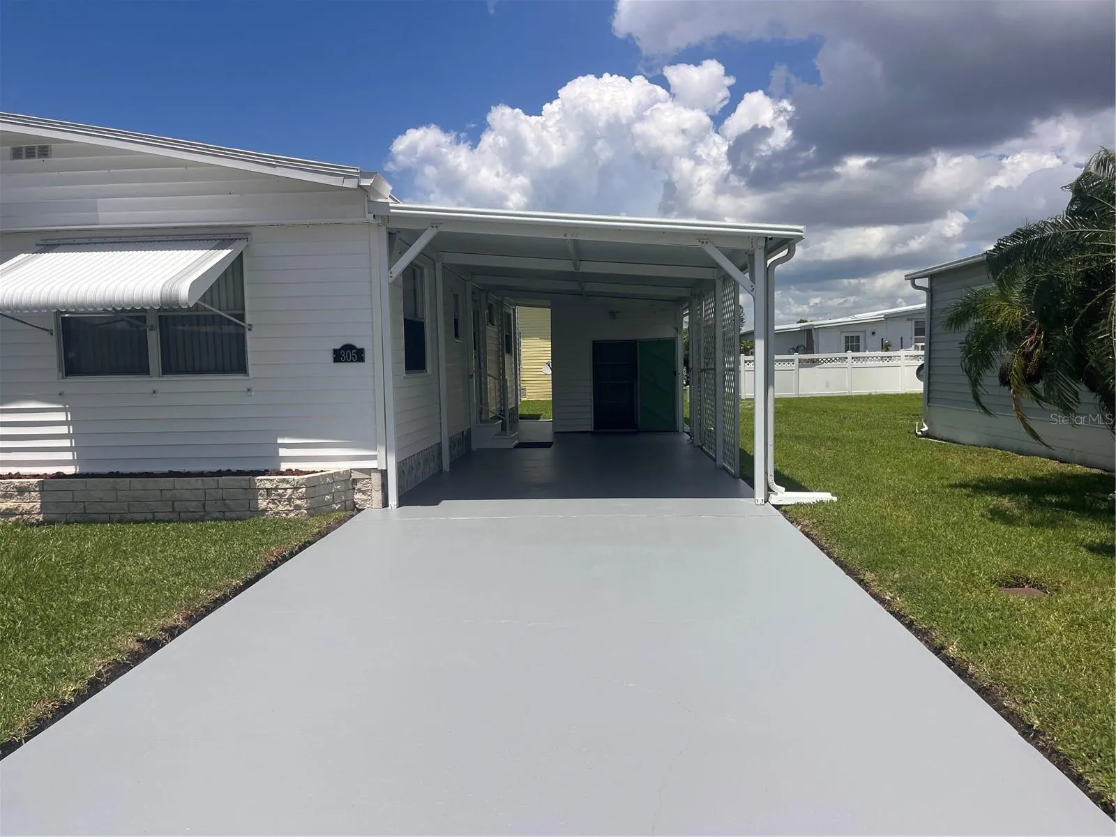 305 52ND AVENUE PLZ E
